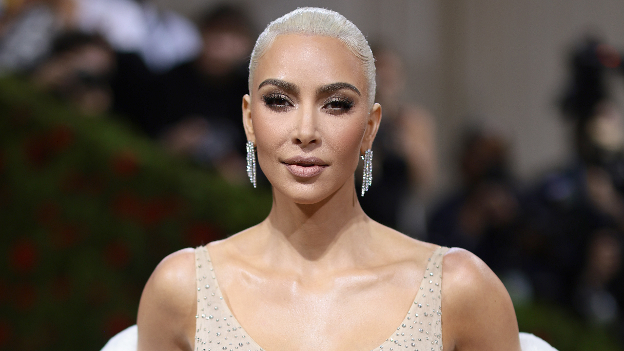 Kim Kardashian revela quais procedimentos já fez no rosto, e o que nunca  fez: 'Eu comeria cocô se me deixasse mais jovem' - Hugo Gloss