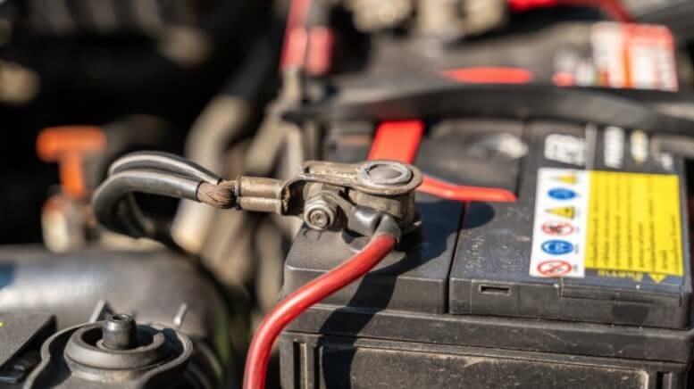 Como remover e instalar uma bateria de moto